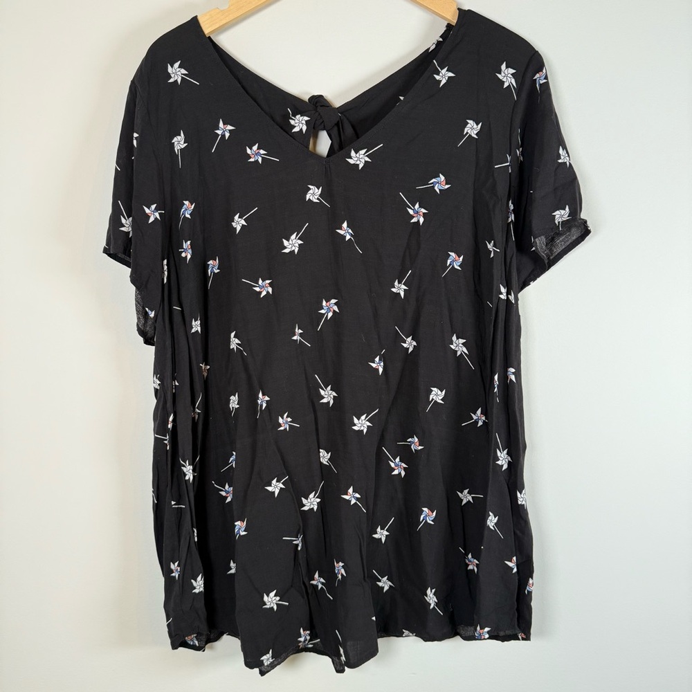 Torrid Lightweight Novelty Pinwheel Print‎ Back Tie T-Shirt Top Blouse Size 3